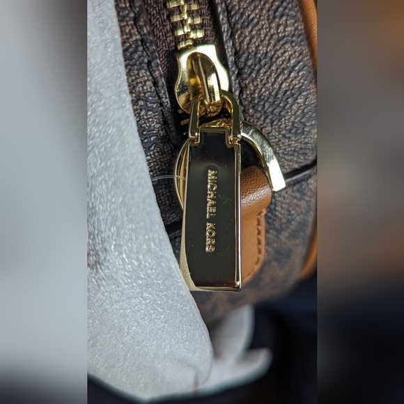 NWT Michael Kors Jet Set Charm small oval camera crossbody brown/acorn gold hw - Picture 4 of 10